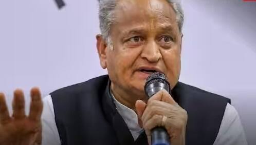 પગાર મામલે રાજસ્થાનના સીએમ 19માં સ્થાને છે. અશોક ગેહલોત સીએમ તરીકે દર મહિને 75,000 રૂપિયા પગાર મેળવતા હતા. તેમને ધારાસભ્ય તરીકે દર મહિને 35,000 રૂપિયાનો પગાર મળતો હતો. આ ઉપરાંત, કેટલાક અન્ય ભથ્થાં સહિત, પગાર દર મહિને લગભગ 175,000 રૂપિયા છે.