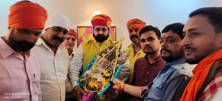 गोगामेड़ी के समर्थक बड़ी संख्या में जयपुर और राजस्थान के कई जिलों में धरने पर बैठे हैं. इसके साथ ही उनके समर्थक मेट्रो अस्पताल से बाहर भी धरने पर बैठे हैं. यह वह अस्पताल है, जहां पर सुखदेव सिंह को गोलियां लगने के बाद लाया गया था.