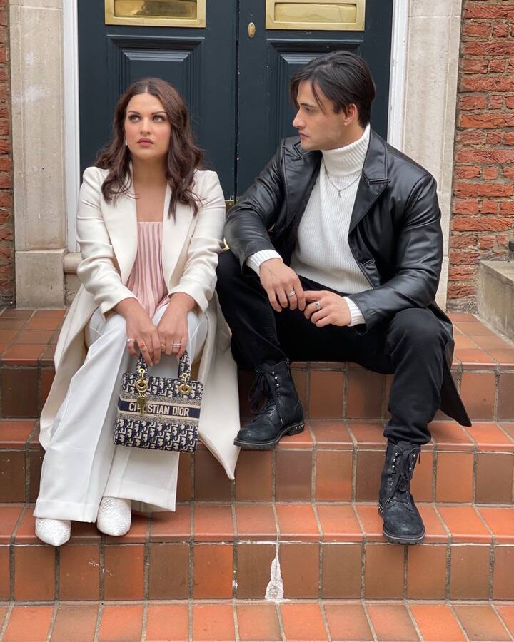 हालांकि इस दौरान एक्ट्रेस पर काफी सवाल उठाए गए थे. उनको लेकर ये कहा जाने लगा कि वो बिग बॉस से बाहर आते ही आसिम से भी अलग हो जाएंगी. लेकिन बिग बॉस खत्म होने के बाद भी हिमांशी और आसिम का प्यार बरकरार रहा.