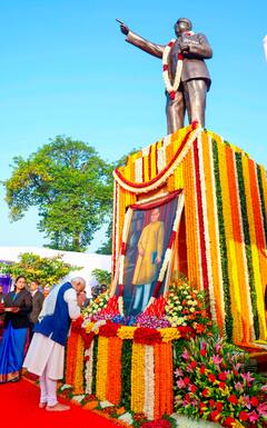 Photos: जब एक फ्रेम में नजर आए पीएम मोदी, खरगे और सोनिया गांधी
