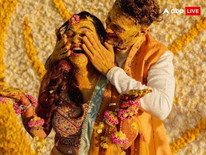 हिंदू धर्म में हल्दी का पीला रंग बेहद शुभ माना जाता है. शादी से पहले हल्दी की शुभता और इसका रंग दूल्हा-दुल्हने के जीवन में समृद्धि लाता है.