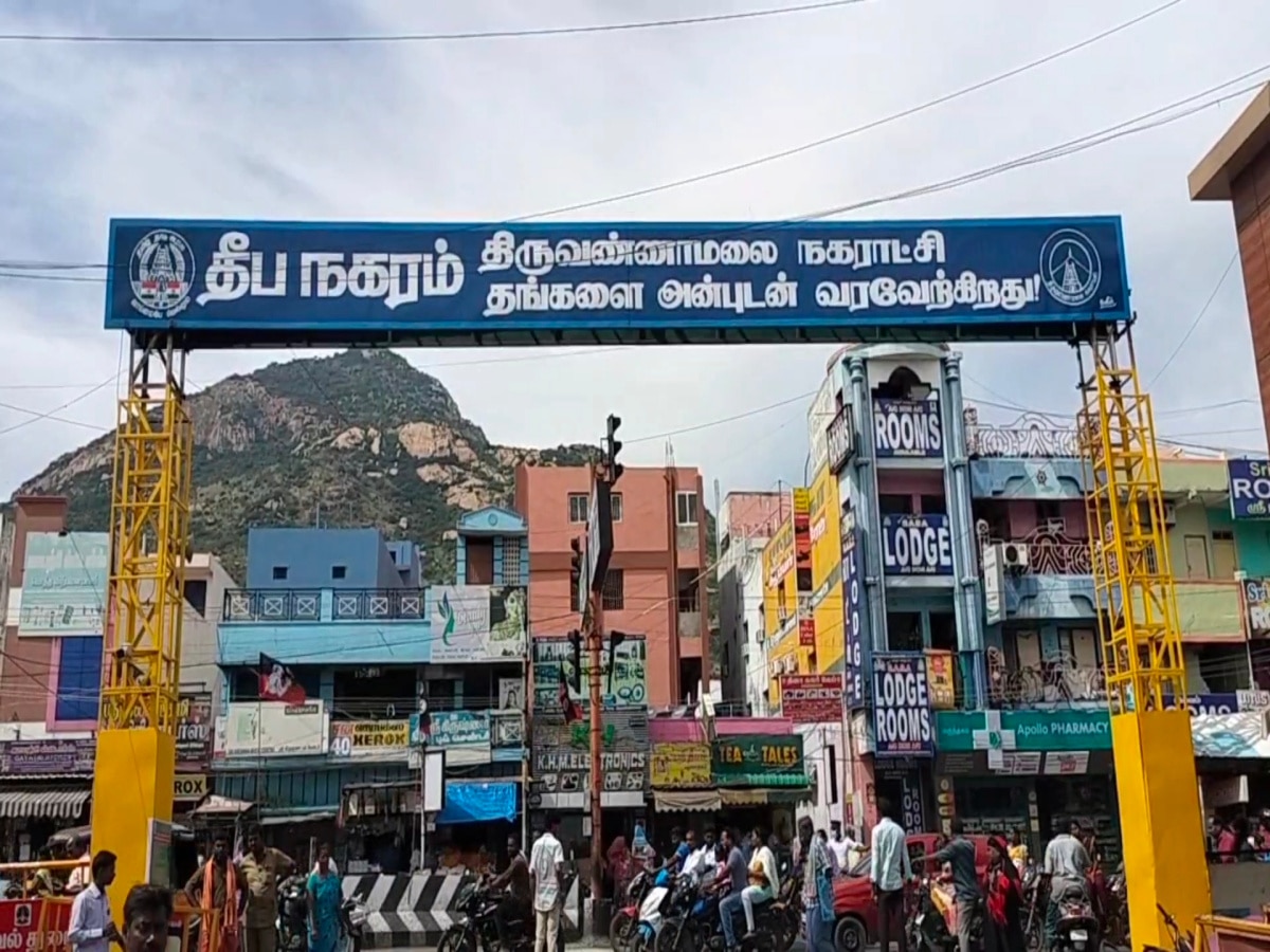 டிக்கெட் வாங்கி பணம் கொடுத்ததில் தகராறு; நடத்துனரை தாக்கிய காவலர்கள் - திருவண்ணாமலையில் பரபரப்பு