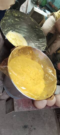 Banaras Malaiyo: बनारस में इन दिनों मलइयो की धूम, खौलते दूध और ओस की मदद से तैयार होती है मिठाई