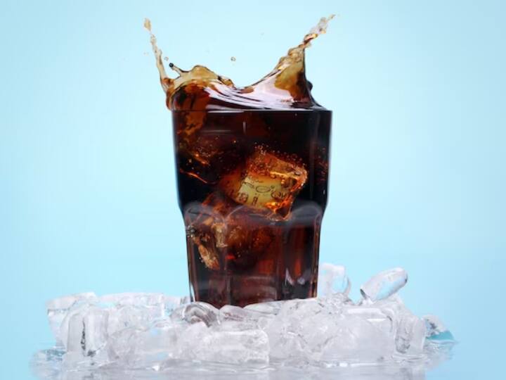 कोल्ड ड्रिंक आप किसी भी मौसम में पिएं, ये सेहत के लिए हमेशा हानिकारक ही होती है. इसे ज्यादा पीने से आप कई तरह की बीमारियों का शिकार हो सकते हैं,