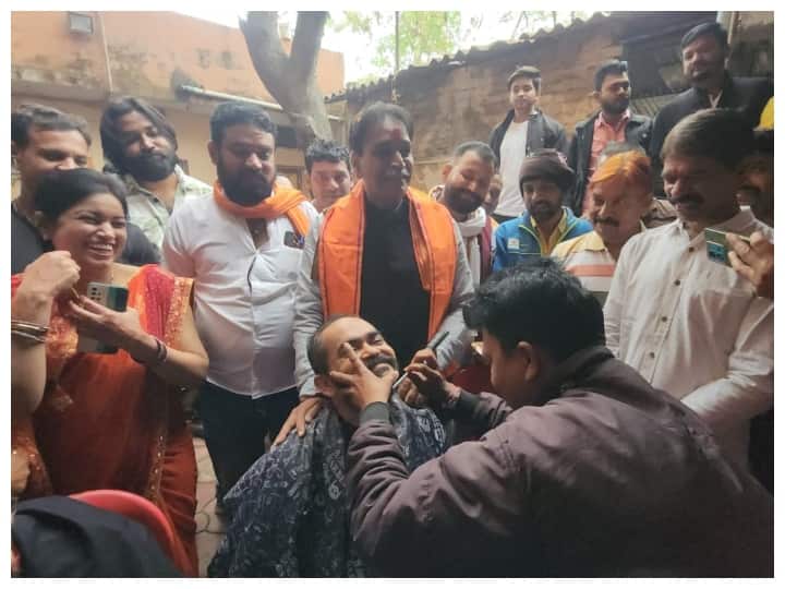 Chhattisgarh BJP MLA arrives at worker house to get his hair cut know the reason ann Chhattisgarh: कार्यकर्ता का बाल कटवाने उसके घर पहुंचे BJP विधायक, वजह जानकर चौंक ही जाएंगे
