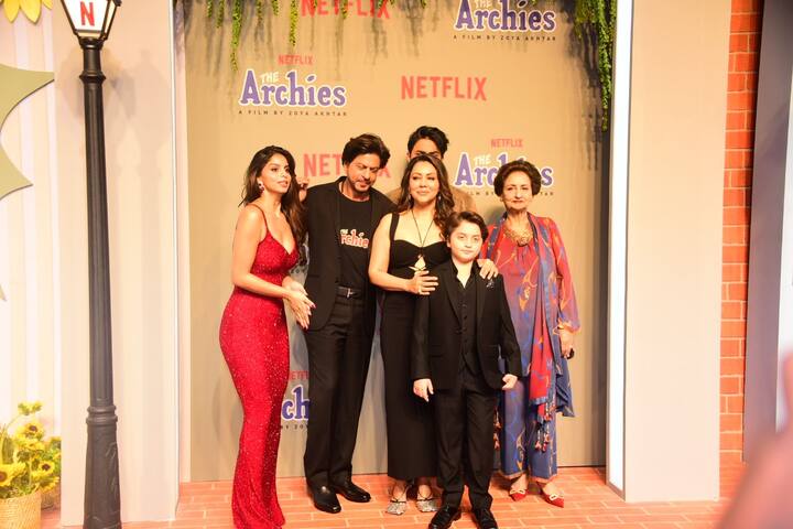 'द आर्चीज'च्या प्रीमियरला शाहरुख खान लेक सुहानाला सपोर्ट करताना दिसून आला.