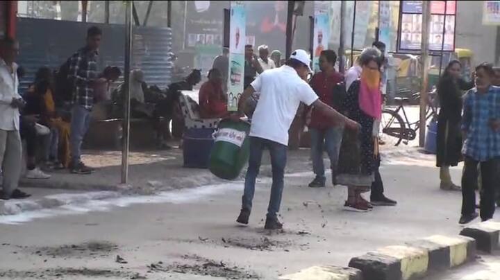 Anand ST's play to make the Swachh Yatra a success, first threw the garbage himself and then got MPs, MLAs to clean it સ્વચ્છ યાત્રાને સફળ બનાવવા આણંદ STનું નાટક, પહેલા જાતે કચરો નાંખ્યો પછી સાંસદ, MLA પાસે સફાઈ કરાવી