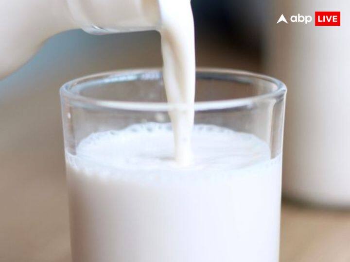 मीन राशि वालों को सोमवार के दिन भोलेनाथ की आराधना करनी चाहिए. इसके बाद दूध से बनी सफेद चीज का दान करें, जैसे दही, दूध, मक्खन. सोमवार के दिन ऐसा करने से भोलेनाथ की कृपा बनी रहती है.