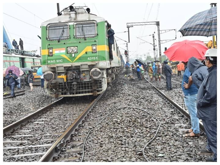Chhattisgarh: मिचौंग तूफान से पटरी पर गिरा चट्टान, बाधित हुआ केके रेलमार्ग, सभी पैसेंजर ट्रेनें हुईं रद्द Chhattisgarh news Rock fell on the tracks due to Michong storm KK Railway was disrupted all passenger trains were cancelled ann Chhattisgarh: मिचौंग तूफान से पटरी पर गिरा चट्टान, बाधित हुआ केके रेलमार्ग, सभी पैसेंजर ट्रेनें हुईं रद्द