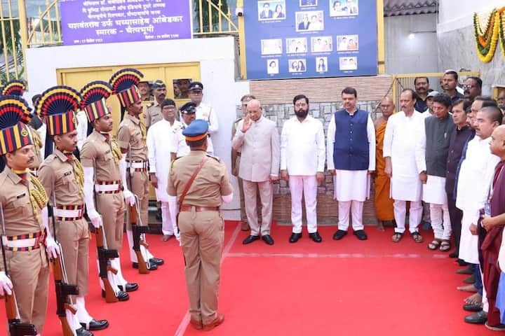 यावेळी राज्यपाल रमेश बैस, उपमुख्यमंत्री देवेंद्र फडणवीस, उपमुख्यमंत्री अजित पवार, मुंबई शहर जिल्ह्याचे पालकमंत्री दीपक केसरकर, मुंबई उपनगर जिल्ह्याचे पालकमंत्री मंगलप्रभात लोढा, क्रीडा व युवक कल्याण मंत्री संजय बनसोडे,आमदार आशीष शेलार,आमदार प्रवीण दरेकर, आमदार कालिदास कोळंबकर,मुंबई महापालिकेचे आयुक्त इकबाल सिंह चहल उपस्थित होते. ( Photo Credit : Twitter/@mieknathshinde )