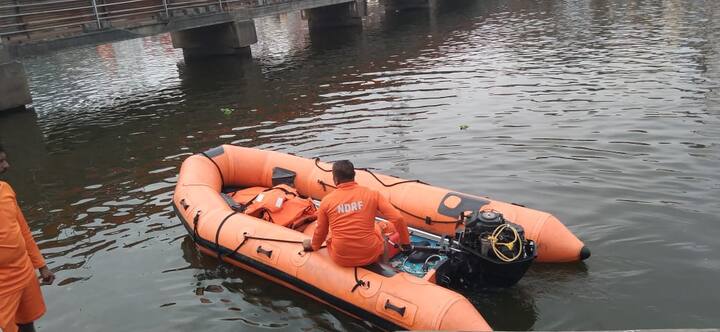 इंद्रायणीत रेस्कयू बोटी तैनात करण्यात आल्या आहेत.