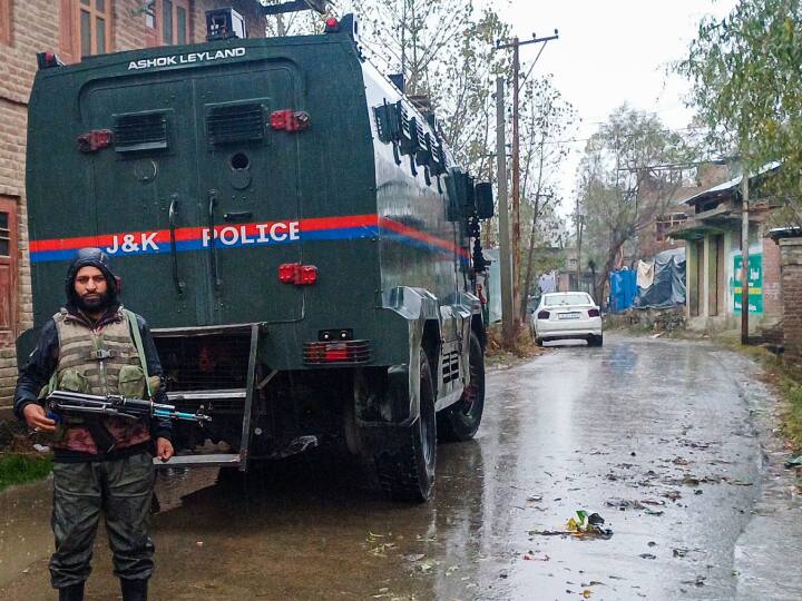 Jammu Kashmir Police Seized Lashkar e Taiba absconding Terrorist Irfan Ahmed Bhat Residential property in Bandipora ANN    जम्मू-कश्मीर पुल‍िस की आतंक के ख‍िलाफ बड़ी कार्रवाई, बांदीपोरा में फरार आतंकी इरफान अहमद भट की प्रापर्टी सीज