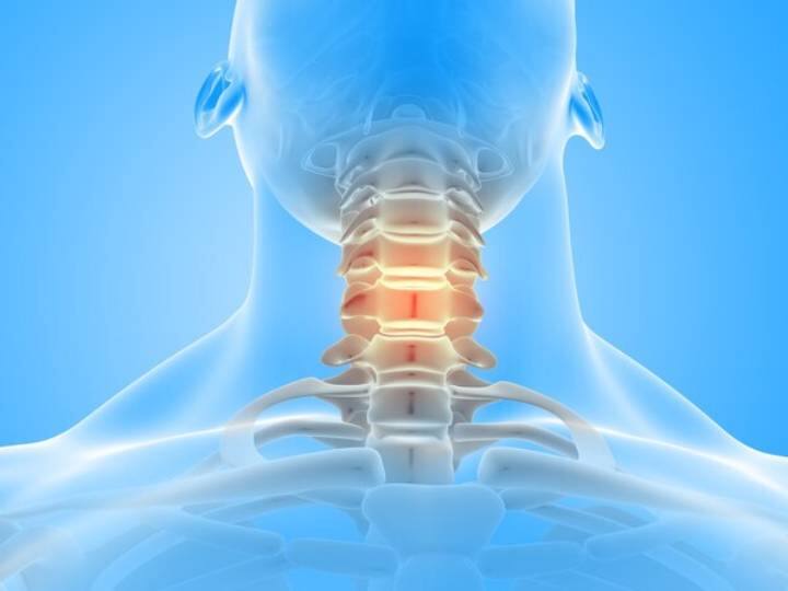 डिस्फ़ेज़िया का मतलब होता है कोई भी चीज निगलने में तकलीफ़. थूक, पानी या अगर खाना निगलने में तकलीफ़ होती है, तो उसे डिस्फ़ेज़िया कहते हैं. डिस्फ़ेज़िया तीन कारणों से हो सकता है. यंग पेशेंट्स खासकर महिलाओं में डिस्फ़ेज़िया के कई केसेस देखे गए हैं लेकिन वक्त रहते ये ठीक हो जाता है. वहीं मर्दों में डिस्फ़ेज़िया बीमारी काफी समय तक रहती है. ब्रेन स्ट्रोक,नसें सूखने की बीमारी वाले मरीज जब डिस्फ़ेज़िया का शिकार होते हैं तो उन्हें खाना और पानी दोनों निगलने में काफी तकलीफ होती है.