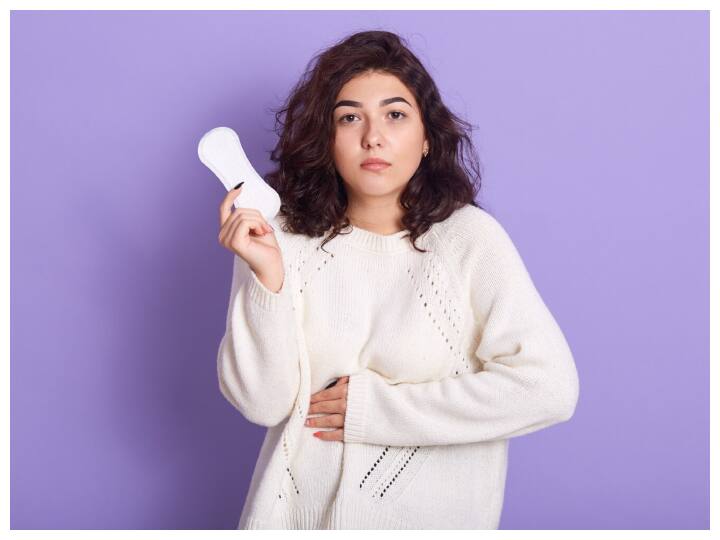 पीरियड्स के दौरान अधिकांश लड़कियों का मूड बहुत ज्यादा बदलता रहता है. कभी वे बहुत खुश रहती हैं तो कभी बिना वजह गुस्सा आ जाता है.ये सब शरीर में होने वाले हार्मोन के बदलाव के कारण होता है