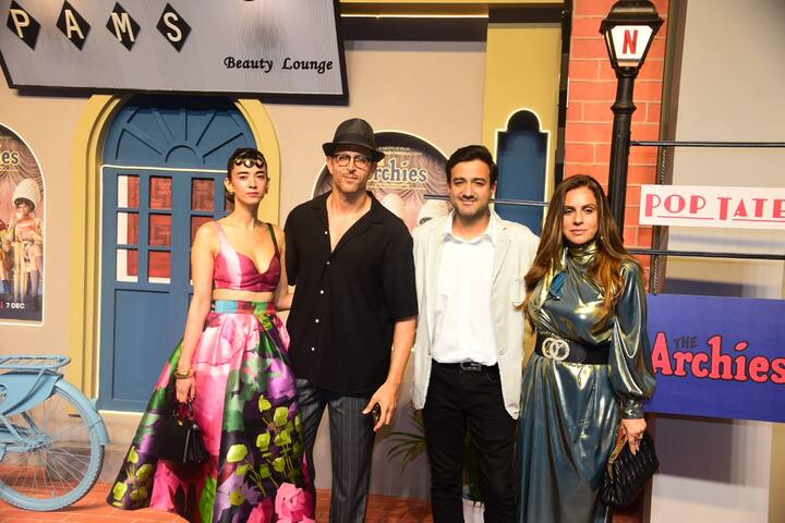 প্রেমিকা, সঙ্গীতশিল্পী ও অভিনেত্রী সাবার  সঙ্গে প্রিমিয়ারে হাজির হৃত্বিক রোশন। পোজ দিলেন 'ফাইটার' পরিচালক সিদ্ধার্থ আনন্দের সঙ্গে।