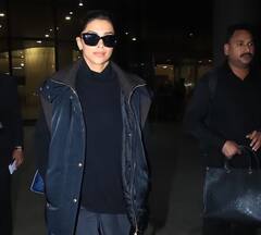 એરપોર્ટ પર સ્પોર્ટ થઇ Deepika Padukone, બ્લેક સ્વેટશર્ટ સાથે જેકેટમાં જોવા મળ્યો સ્ટાઇલિશ અંદાજ