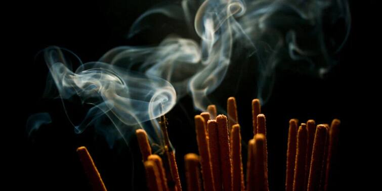 Vastu tips do not burn incense on tuesday and sunday it cause poverty and pitra dosh Vastu Tips: સપ્તાહમાં આ દિવસે ભૂલથી પણ ન કરો અગરબતી, પિતૃ દોષની સાથે વધશે કર્જ