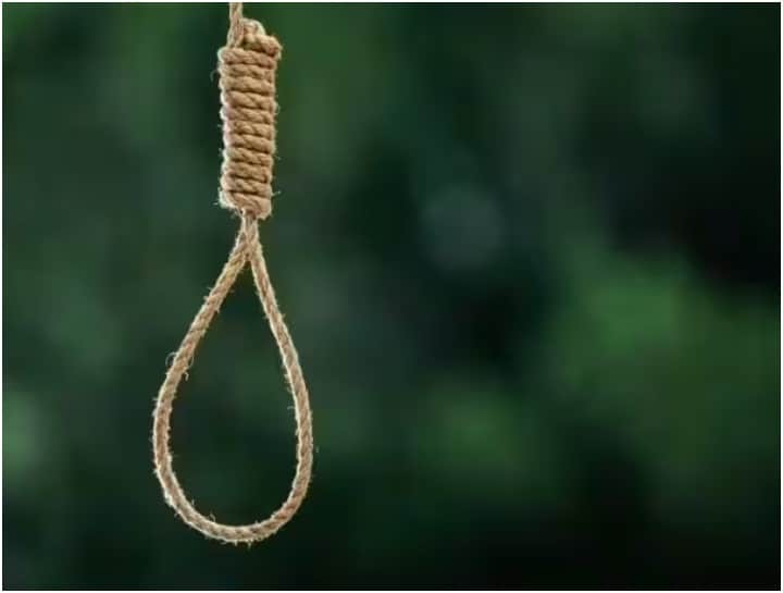Rae Bareli Crime News: डॉक्टर ने पत्नी और बच्चों को उतारा मौत के घाट, फिर फांसी लगाकर कर ली आत्महत्या Rae Bareli Crime News doctor suffering from depression committed suicide after killing his wife and two children In Rae Bareli Rae Bareli Crime News: डॉक्टर ने पत्नी और बच्चों को उतारा मौत के घाट, फिर फांसी लगाकर कर ली आत्महत्या