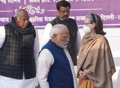 Photos: जब एक फ्रेम में नजर आए पीएम मोदी, खरगे और सोनिया गांधी