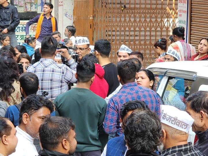 दिल्ली में आम आदमी पार्टी 'मैं भी केजरीवाल' अभियान चला रही है. इसमें लोगों से पूछ रही है कि अगर ईडी शराब नीति मामले में केजरीवाल को गिरफ्तार करती है तो क्या करें?