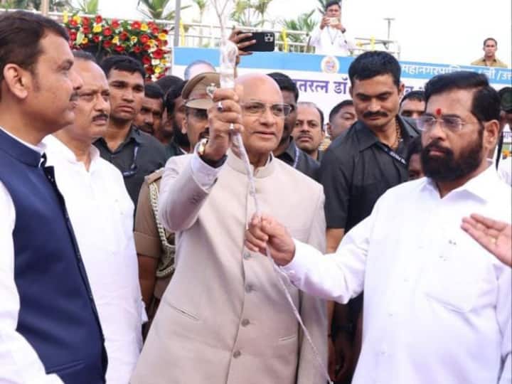 महाराष्ट्र के राज्यपाल रमेश बैस, मुख्यमंत्री एकनाथ शिंदे, उपमुख्यमंत्री देवेन्द्र फडणवीस और अजित पवार ने संविधान निर्माता बाबा साहेब भीमराव आंबेडकर की 67वीं पुण्यतिथि पर बुधवार को उन्हें श्रद्धांजलि अर्पित की.