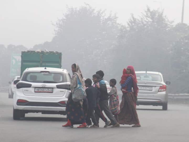 Haryana-Punjab Weather Update Today 6 December temperature dropped cold increased Chandigarh Hisar Gurugram Patiala Ludhiana ka Mausam Haryana-Punjab Weather Today: हरियाणा-पंजाब में ठंड ने दिखाए तेवर, कोहरे की चादर में लिपटे शहर, जानें- आगे कैसा रहेगा मौसम?