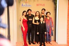 The Archies : शाहरुखचा लेक सुहाना खानला सपोर्ट! 'द आर्चीज'च्या प्रीमियरला किंग खान सहकुटुंब हजर; पाहा फोटो