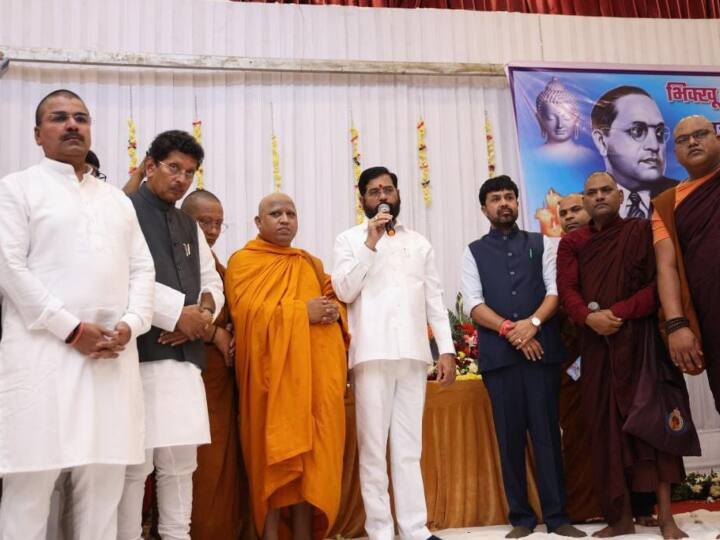 बाबा साहेब की पुण्यतिथि के मौके पर नेताओं ने मुंबई के दादर इलाके में शिवाजी पार्क में उनके स्मारक ‘चैत्यभूमि’ पर पुष्पांजलि अर्पित की.