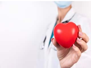 हार्ट हेल्थ के लिए बहुत ही चैलेंजिंग रहा साल 2023, जानें नए साल में कैसे रखें अपने दिल का ख्याल