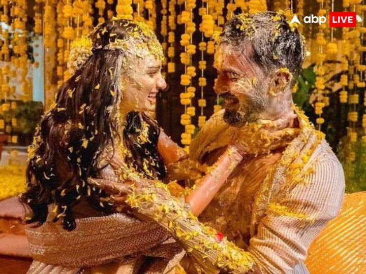 हल्दी लगाने के बाद घर के बाहर यानि धूप में जानें से त्वाचा का रंग काला पड़ने लगता है, इसीलिए हल्दी लगाने के बाद घर से बाहर जाने पर मनाही है. हल्दी चेहरे पर चमक लाती है इससे रुप निखरता है.