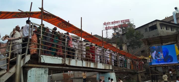 - माऊली मंदिराला आकर्षक विद्युत रोषणाई करण्यात आली आहे