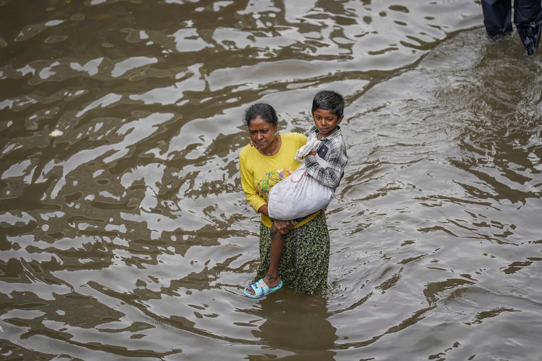 Cyclone Michaung update Michaung weakens into Cyclonic Storm after landfall in andhra pradesh tamil nadu Heavy rain weather forecast Cyclone Michaung : आंध्रात धडकलं चक्रीवादळ, मिचॉन्गचा विध्वंस सुरुच; वादळी वाऱ्यासह जोरदार पावसाची हजेरी