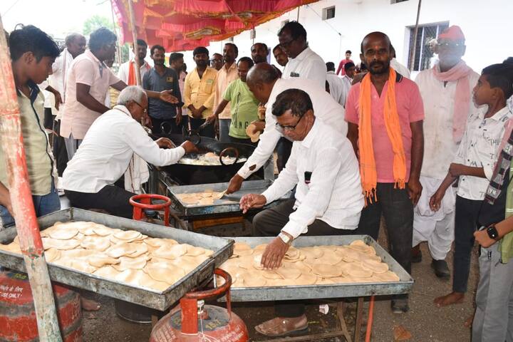 या अनुषंगाने मंगळवारपासून गावातील शेकडो महिला, पुरूषांनी पुरी-ठेचा तयार करण्याचे काम हाती घेतले आहे.