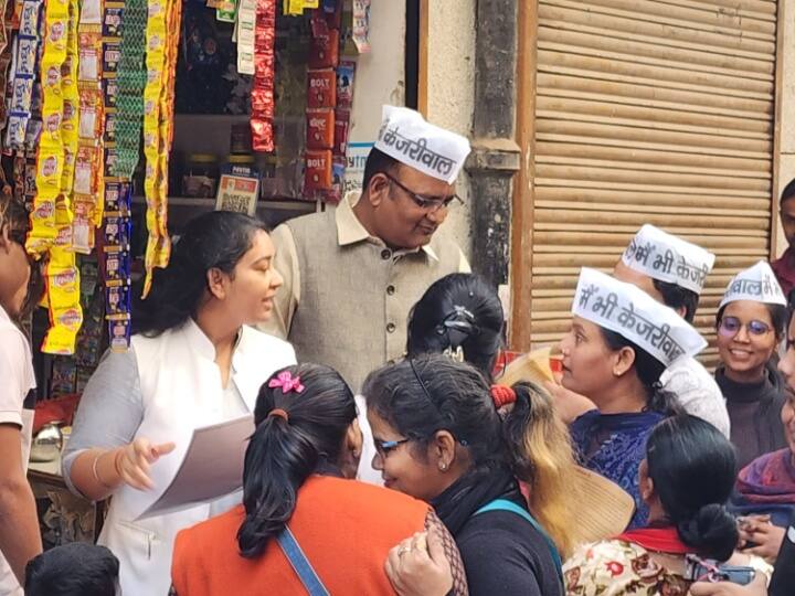 लोगों से पूछा जा रहा कि गिरफ्तारी के बाद केजरीवाल को मुख्यमंत्री पद से इस्तीफा दे देना चाहिए या फिर जेल से सरकार चलानी चाहिए.