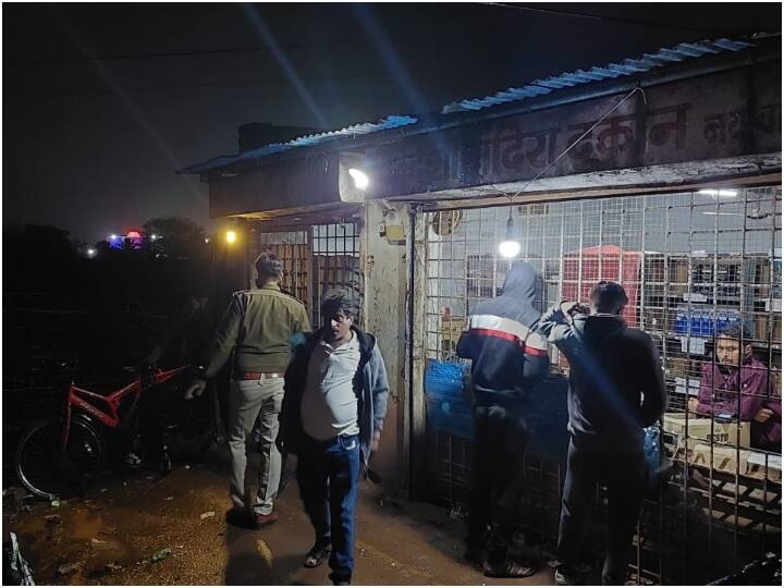 durg police raids at illegal chakhna center and arrested threee people ann Durg: खुले में शराब पीने वालों पर चला पुलिस का हंटर, अवैध चखना सेंटर से 3 लोग गिरफ्तार