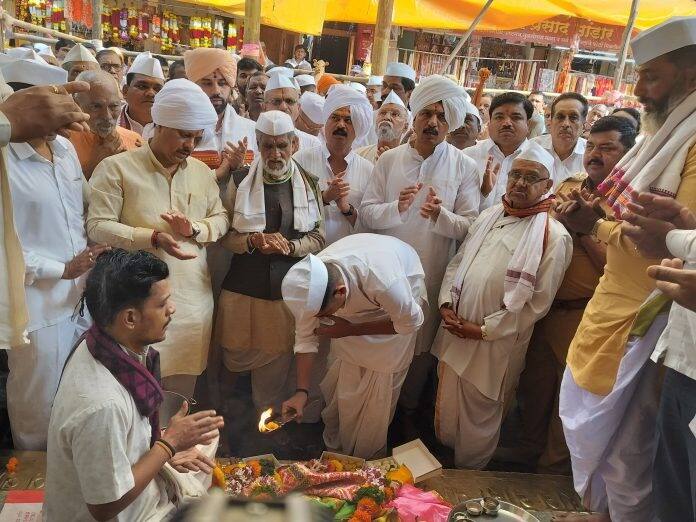 काल श्रीगुरु हैबतबाबा पायरी पूजनाने सोहळ्याला सुरुवात झाली.