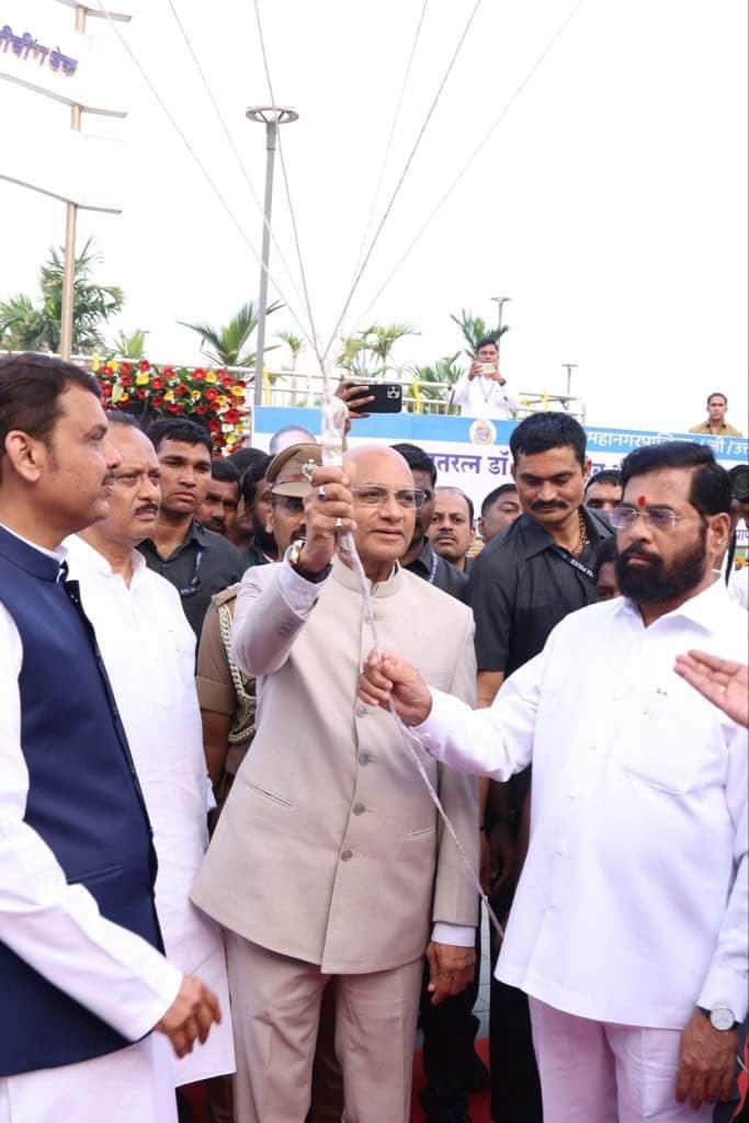 तसेच यावेळी पोलीस दलाच्या वतीने विशेष मानवंदनाही देण्यात आली. तसेच शांततेचे प्रतिक म्हणून हवेत फुगे सोडण्यात आले. याप्रसंगी मुंबई महापालिकेच्या वतीने आयोजित करण्यात आलेल्या चित्रप्रदर्शनास मुख्यमंत्र्यांनी भेट देऊन महामानव डॉ. बाबासाहेब आंबेडकर यांच्या स्मृतींना उजाळा दिला. ( Photo Credit : Twitter/@mieknathshinde )