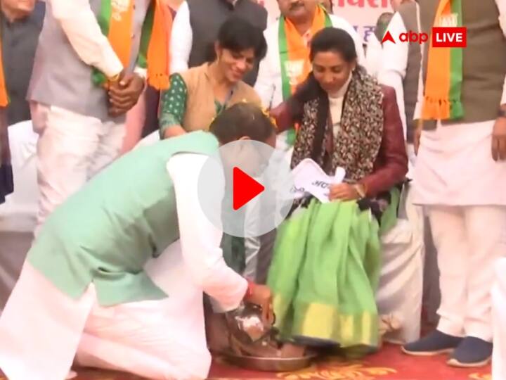 Madhya Pradesh CM Shivraj Singh Chouhan washesfeet of women during public meeting in Chhindwara Watch: छिंदवाड़ा पहुंचे सीएम शिवराज सिंह चौहान ने धोए महिलाओं के पैर, देखें वीडियो