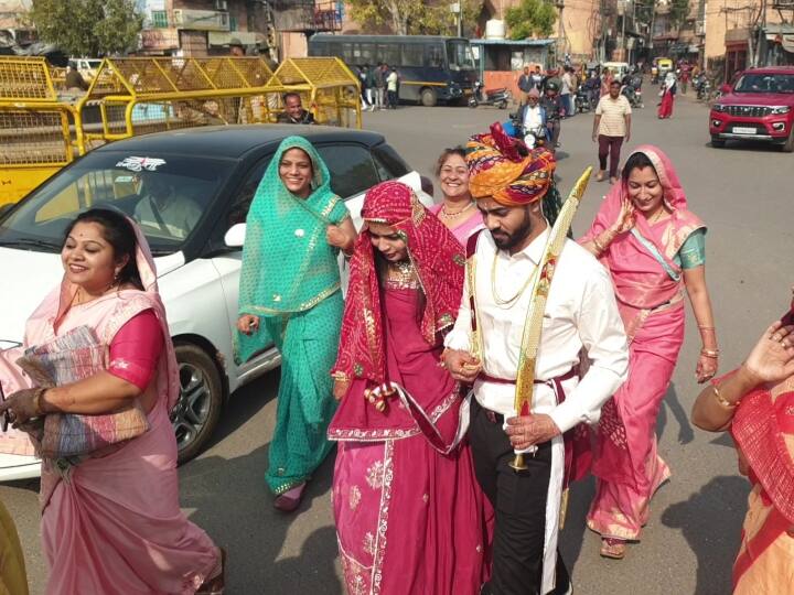 Karni Sena President Sukhdev Singh Gogamedi Murder Due to protest bride and groom walk two kilometers in Jodhpur ANN Jodhpur News: जब दूल्हा-दुल्हन रिश्तेदारों के साथ पैदल सड़कों से गुजरने को हुए मजबूर, जानें वजह