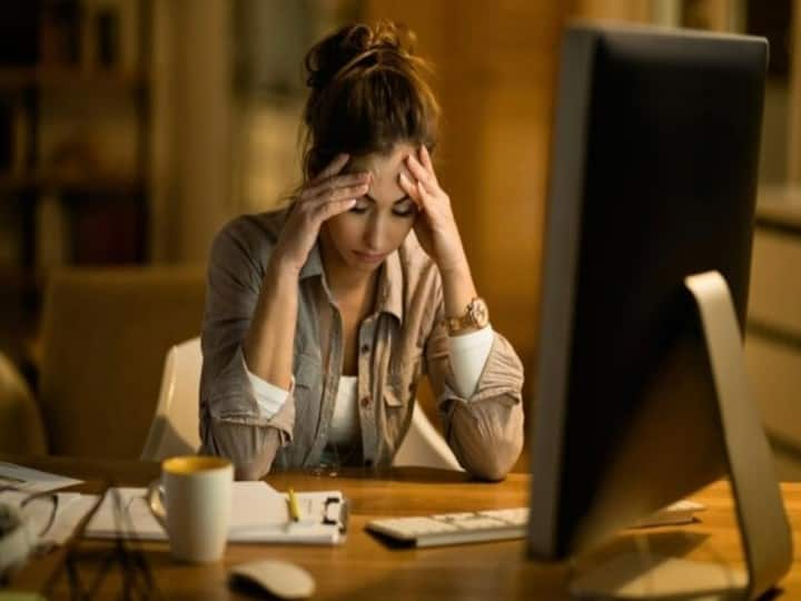 Stress Side Effects : रिसर्च में पता चला है कि तनाव की वजह से कई बीमारियां भी हो सकती हैं. लगातार स्ट्रेस में रहने पर सिरदर्द, पेट खराब होना, हाई ब्लड प्रेशर और सीने में दर्द की शिकायत हो सकती है.