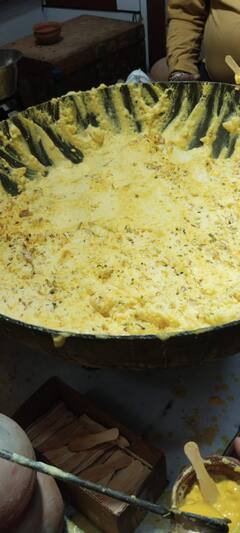 Banaras Malaiyo: बनारस में इन दिनों मलइयो की धूम, खौलते दूध और ओस की मदद से तैयार होती है मिठाई