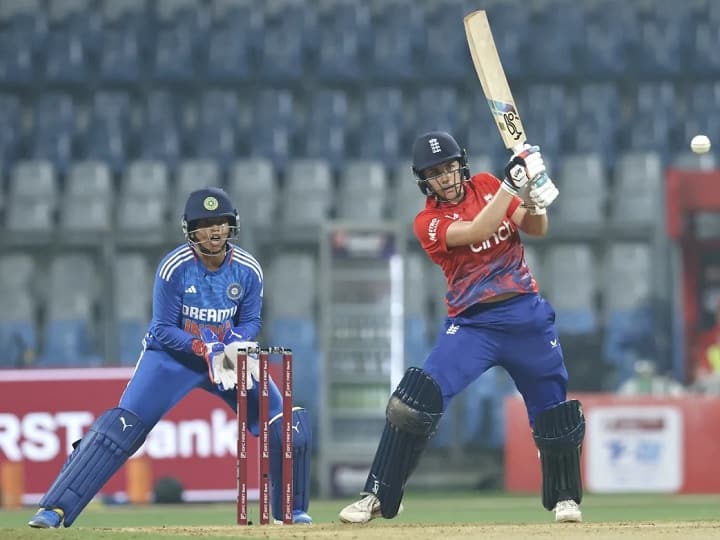 INDW vs ENGW 1st T20I England Womens team Beat India in Wankhede Danni Wyatt Sophie Ecclestone IND-W vs ENG-W: नताली और डेनिली की ताबड़तोड़ पारियों के बाद सोफी का कहर, महिला टी20 में इंग्लैंड ने भारत को हराया