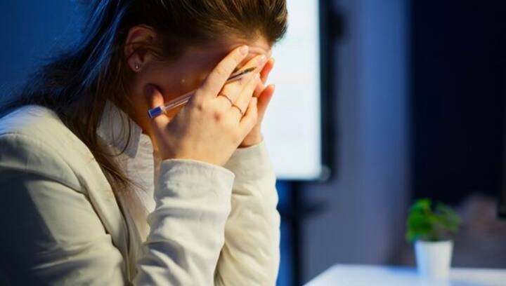 रिसर्च में पता चला है कि तनाव (Stress) की वजह से कई बीमारियां भी हो सकती हैं. लगातार स्ट्रेस में रहने पर सिरदर्द, पेट खराब होना, हाई ब्लड प्रेशर और सीने में दर्द की शिकायत हो सकती है. यहां तक कि तनाव की वजह से पर्सनल लाइफ और नींद से जुड़ी समस्याएं भी हो सकती हैं. आइए जानते हैं तनाव के क्या-क्या साइड इफेक्ट्स हैं.