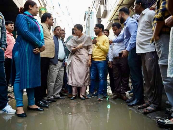 Atishi visited Sultanpur Majra Trilokpuri warned DJB officers sewer problem Atishi ने सुल्तानपुर माजरा, त्रिलोकपुरी का किया दौरा, सीवर की समस्या देख अफसरों को दी चेतावनी, कहा- 'लापरवाही बर्दाश्त नहीं' 