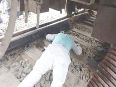 रेलवे की बड़ी लापरवाही! बिहटा-औरंगाबाद ट्रेन परियोजना को लेकर आंदोलन कर रहे लोगों के बीच गुजरी ट्रेन