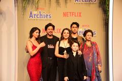 The Archies : शाहरुखचा लेक सुहाना खानला सपोर्ट! 'द आर्चीज'च्या प्रीमियरला किंग खान सहकुटुंब हजर; पाहा फोटो