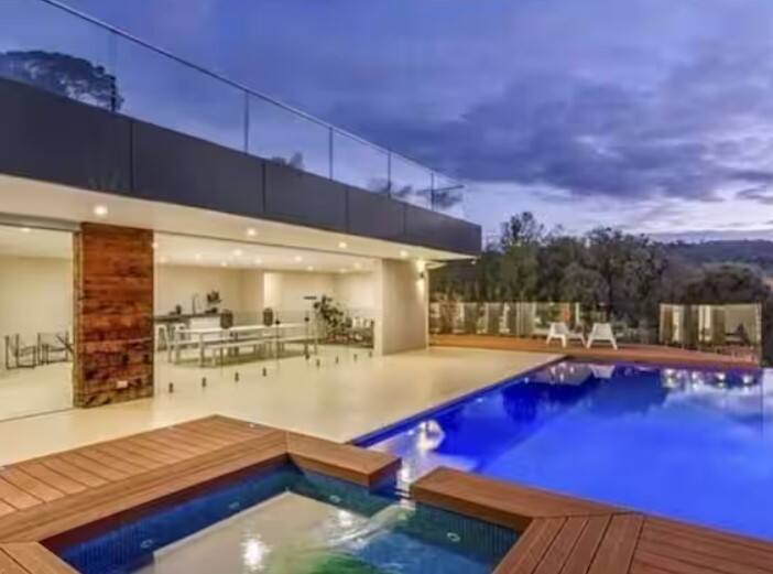 ਟ੍ਰੈਵਿਸ ਹੈੱਡ ਦੇ ਘਰ ਦੀ ਗੱਲ ਕਰੀਏ ਤਾਂ ਸ਼ੁਰੂ ਵਿੱਚ ਇੱਕ ਵੱਡਾ ਹਾਲ ਹੈ। ਇਸ ਹਾਲ ਤੋਂ ਇੱਕ ਡਾਇਨਿੰਗ ਏਰੀਆ ਅਤੇ ਫੋਰਮਲ ਏਰੀਆ ਵੱਲ ਜਾਂਦਾ ਹੈ। ਡਾਇਨਿੰਗ ਏਰੀਆ ਦੇ ਨਾਲ ਇੱਕ ਓਪਨ ਪਲਾਨ ਰਸੋਈ ਵੀ ਬਣਾਈ ਗਈ ਹੈ। (ਫੋਟੋ ਕ੍ਰੈਡਿਟ- ਸੋਸ਼ਲ ਮੀਡੀਆ)