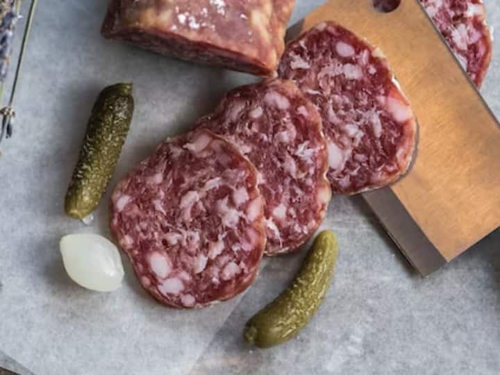 பதப்படுத்தப்பட்ட இறைச்சிகளை அதிகமாக உட்கொள்வதால் மூளையின் ஆரோக்கியத்தில் பாதிப்பு ஏற்படலாம்.