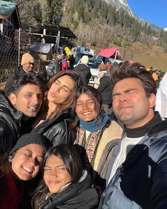 Kriti Sanon Photos : షూటింగ్​కోసం మనాలి వెళ్లి.. సెట్​లో చిల్ అవుతున్న కృతి సనన్