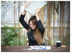 पीरियड्स में आपको भी आता है गुस्सा तो जानें क्या कारण है?